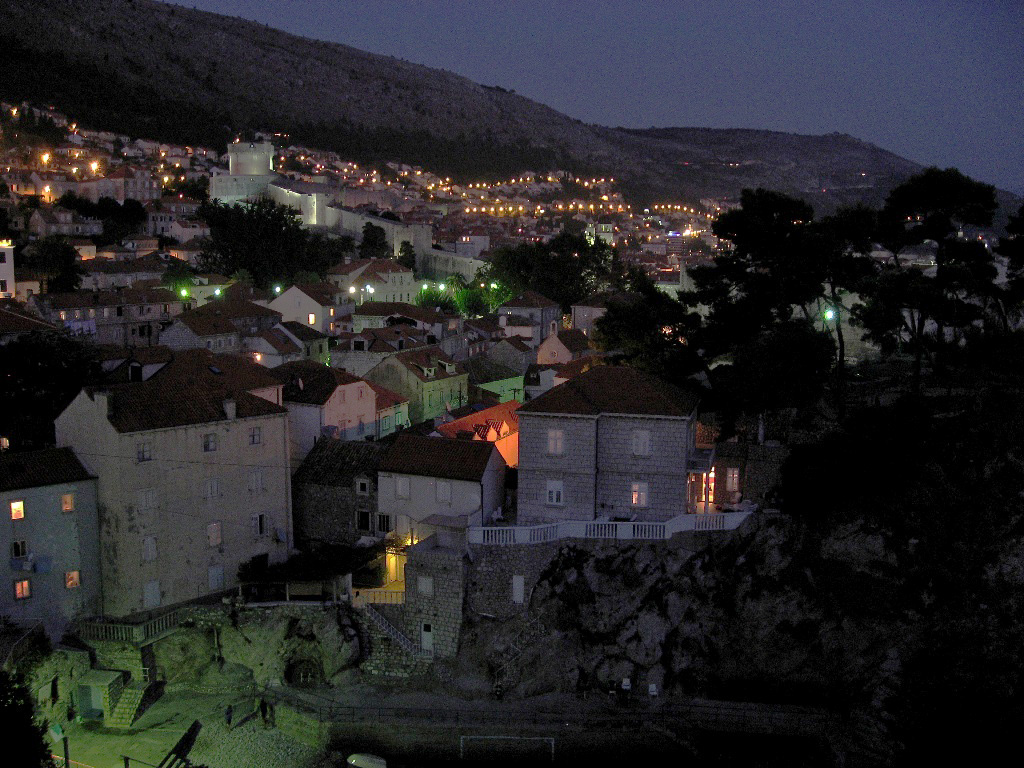 Dubrovnik at night \n (Click for next picture)